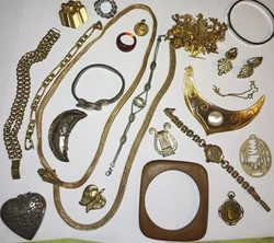 Lot Bijoux divers vintage et ancien en photos qui font office de description aussi. Certain avec petit manque / usure...