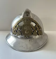 CASQUE DE SAPEURS-POMPIERS DES DEUX-SÈVRES, type 1933. Jonc en laiton. Coiffe intérieure en cuir souple, de premier...