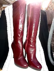 With stiletto brown sexy heels. The boots are crafted of burgundy patent leather upper. Boots are 19