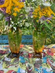 Beaux vases de type industriel, de couleur ambrée au motif typique art déco. Le col a un diamètre de 8 cm. La base,...
