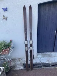 Anciens Skis en Bois 210 cm à Farter avec carre /Fixations RAMY 60 /Collection. Un des skis est un peu abîmé (voir...