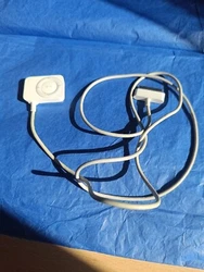 iPod shuffle en très bon état avec cordon pour charger