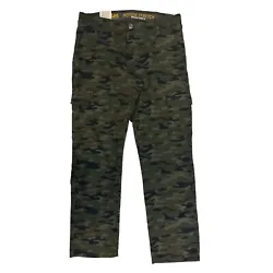 Tackle your to do list in comfort and in record speed in these Men’s Motion Stretch Cargo Pants from Lee. The...