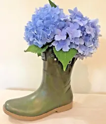 Condition is New. This boot planter is adorable. Flowers not included.