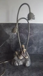 Représentant une sirène nue. Lampe en laiton et Bronze. Ancienne lampe à poser Art Déco. A Nettoyer et revoir...