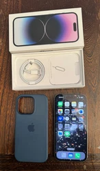 Très bon état, livré avec câble alimentation, coque bleue silicone Magsafe, dans sa boîte dorigine