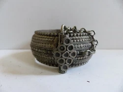BEAU BRACELET ANCIEN en ARGENT BERBERE, KABYLE . Beau bijoux Ethnique. Argent massif bas titre. A nettoyer ou pas. Bon...