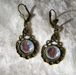 Strass Blanc. Métal couleur bronze et cabochon. Boucles dOreille pendantes.