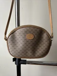 This vintage Gucci handbag features the iconic Micro GG pattern in beige coated canvas, with leather and PVC accents....