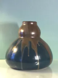 Glasierte Steingut Vase, Laufglasur in preußisch grün und braun Tönen von Léon Pointu. Sehr guter Zustand.