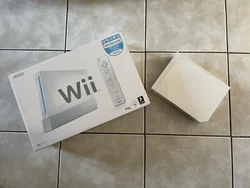 Wii En Boîte Avec Port Manette Pour Gamecube. Console fonctionnelle !Deux manettes ne s’allument pas (une blanche et...