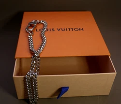 En métal, très bon état, légères traces dutilisation. Boîte en très bon état aussi.
