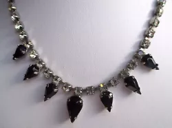 Tout de cristaux de swarovski. couleur diamant. longueur 38cm. très belle pièce.