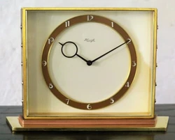Signée KIENZLE. Période Bauhaus. Horloge années 30.