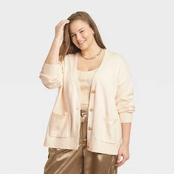 •Boyfriend cardigan in solid color •V-neckline with button-down front •Ribbed edges •Front patch pockets...