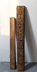 Manuscrit sur 22 feuilles de bananier ou palmier?. de 46 x 4 cm environ. Les manuscrits sur ôles (ou olles, feuilles...