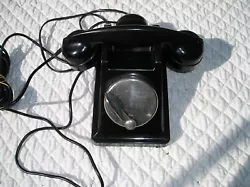 Téléphone ancien en bakélite des années 1463 magnéto. envoit mondial relay. hauteur 14cm.