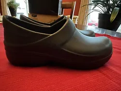 Crocs Neria Pro II work/nurse non-slip Clogs, Womens Size W9 , Black . Condition is Pre-owned. Shipped with USPS...