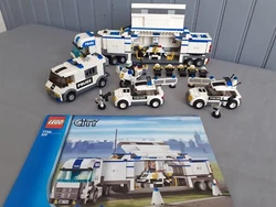 7235 sans notice. LEGO LOT DE VEHICULES DE POLICE. 6 POLICIERS et 2 PRISONNIERS + 2 RADAR + BARRIERES ET PLOTS.