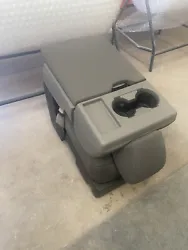 THIS IS A GREY/GRAY CENTER CONSOLE OUT OF A 2018 FORD F250SD. FITS ALUMINIUM BODY SUPERDUTYS DIRECT. YOU WILL HAVE TO...