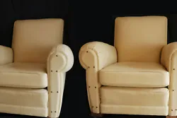 Paire de fauteuils clubs en cuir pleine fleur beige. Pair of leather club. chairs beige full grain leather. Très bon...
