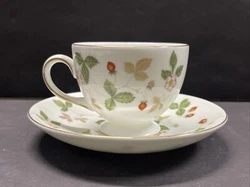 Wedgwood Wild Strawberry Tea Cup & Saucer Bone China Set England R4406. Pre-OwnedMinor sign of wearNo chip no crackSold...