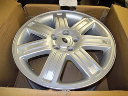 These are genuine Land Rover wheels part numberRRC502640XXX. Part numbers and LR logos are shown in the photos.