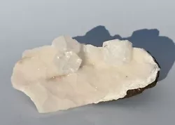 Minérale blanc formant des cristaux, minérale à identifier. Sends worldwide.