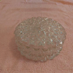 Globe en verre taillé en facettes donnant des effets lumineux. Verre Parfait Etat. Diamètre 15 cm.