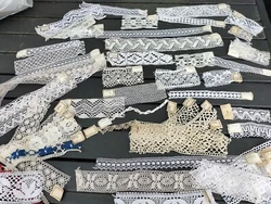 Gros Lot Déchantillons Ancien De Dentelle Du Puy , Dentelle Au Carreaux. Certainement un représentant.