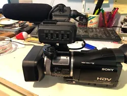 Doté de la technologie CMOS, le HVR-A1E est un caméscope ultra compact capable doffrir un contenu HDV sur 1080...