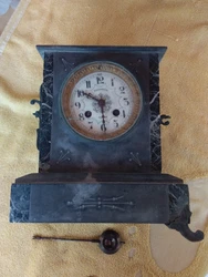 Une horloge ancienne en marbre mécanisme à réviser qui fonctionne , clé et balancier fournis 