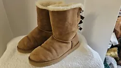 These UGG Australia Bailey Bow boots are a must-have addition to your winter and fall wardrobe. With a round toe shape,...