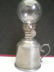 ANCIENNE LAMPE A PETROLE EN ETAIN COMPLETE. HAUTEUR 19 Cm.