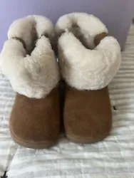 Ugg Boots Toddler Girls Size 5 Chestnut. Condition is Pre-owned. Shipped with USPS Ground Advantage.