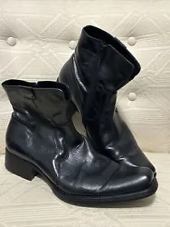 Elevate your shoe collection with these Aldo ankle boots. Crafted from genuine black leather, these boots feature a...