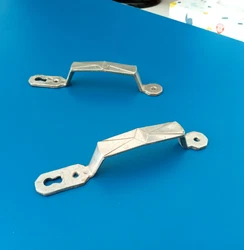 Hauteur 15cm, largeur 2cm, profondeur 3cm.