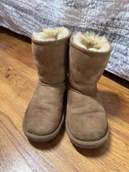 Uhh boys or girls in pretty good condition , fur is in very good condition, that means shoes will be warm. Fronts have...