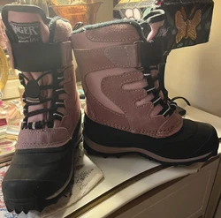 Ranger kid’s winter boots. Pink. Size 12. Great condition. Gently worn and in great condition