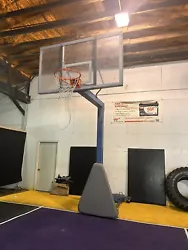 portable adjustable basketball hoop 10ft. Heave duty . Very heavy. It’s dismantled and ready to go! Very nice full...