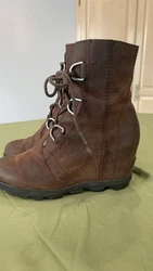Sorel Womens Joan Of Arctic Wedge Cattail Red NL3018 908 Lace Wedge Boot SZ 7.5. Clean and from a smoke free home nice...