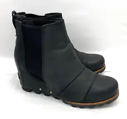 Sorel Lea wedge ankle Chelsea boots in black leather. Very good condition with only light signs of normal wear, a few...