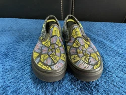 VANS Nightmare Before Christmas Women’s Size 7 Men 5.5. Pre-Owned very gently worn/used. No marks or rips on shoes....
