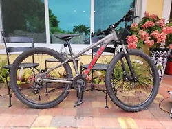 This Trek Marlin 4 Mountain Bike is perfect for any adventure seeker. With 21 speeds and a front suspension, this bike...