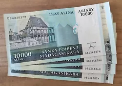 Série de 4 Billets de Banque de Madagascar 10000 Ariary 50000 Francs 2003 neuf sans séquence mais avec numéros...