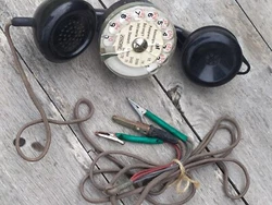 Téléphone de Technicien Ancien Vintage backelite et métal avec pinces crocodiles pour se brancher sur les réseaux. ...
