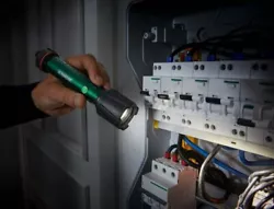 Environ 225,5 g. - Environ L 17,2 x Ø 4,4 cm. - En aluminium, en plastique, en caoutchouc. - Température de couleur...