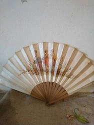 GRAND EVENTAIL ANCIEN Monture en bois. Tissu de style soie, avec scène de femmes. Bon état. Taches H 32. 5cm Signé...