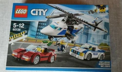 LEGO CITY modèle 60138. LEGO CITY model 60138. - Comprend un hélicoptère de police, une voiture de poursuite de la...