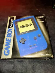 Console GameBoy Pocket Bleue En Boîte Et Notice.  Bon état général, console et boite en très bon état. Notice...